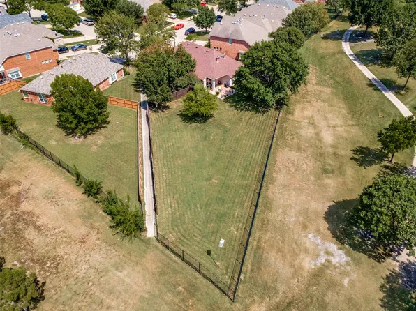8702 Nairn St, Rowlett, TX 75089