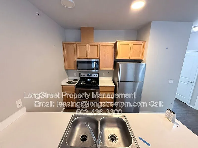 2 bed, 1.0 bath, 733 sqft, $1,495 — Photo 2
