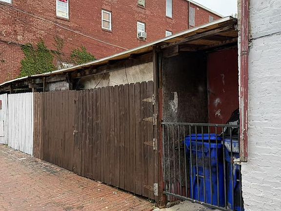 5th image of 911 Walnut St