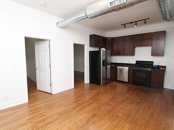 3rd image of 1032 N Ashland Ave #2REAR
