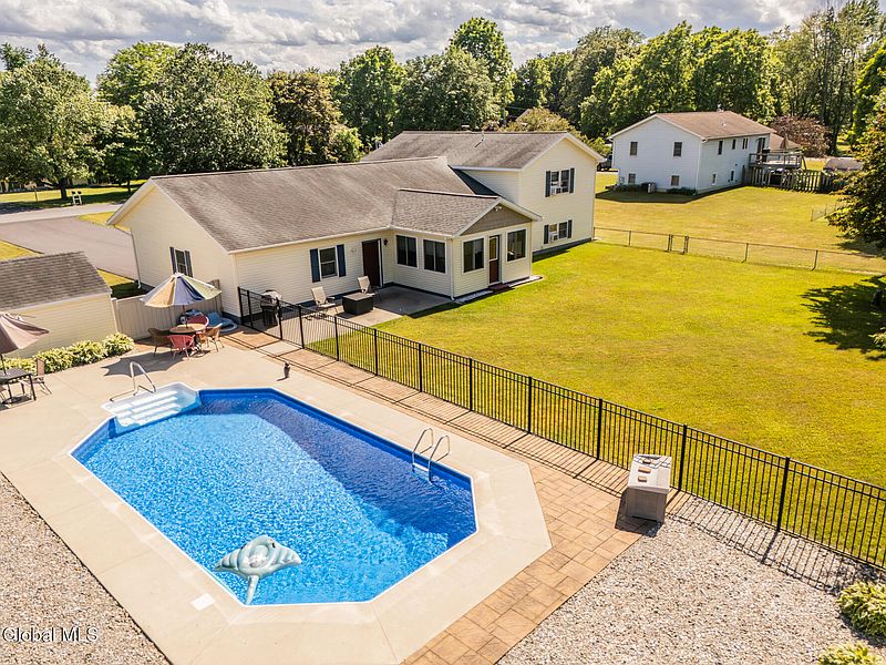 3rd image of 21 Country Acres Drive