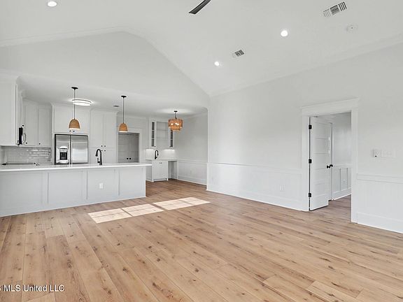 5th image of 4090 Victoria St