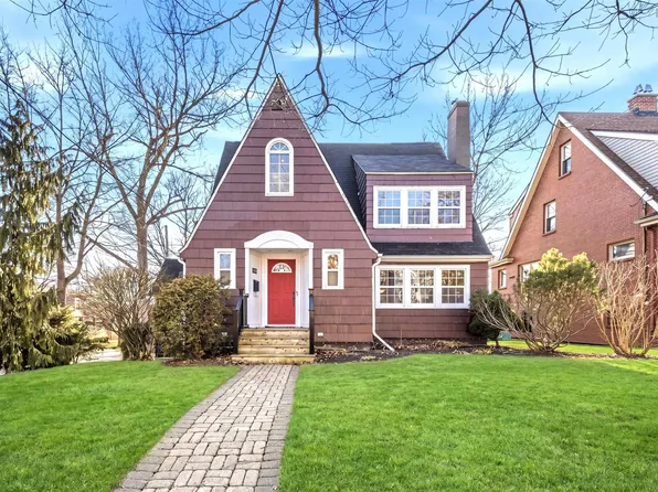 1638 Beech St, Halifax, NS B3H 4B4