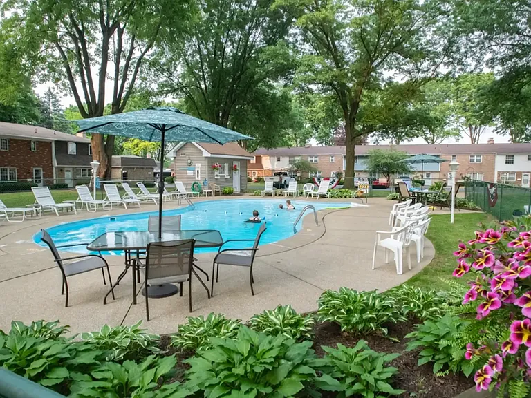Bobolink Manor Apartments — Photo 2