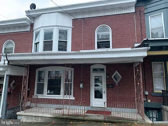 223 Fairview St — Photo 1