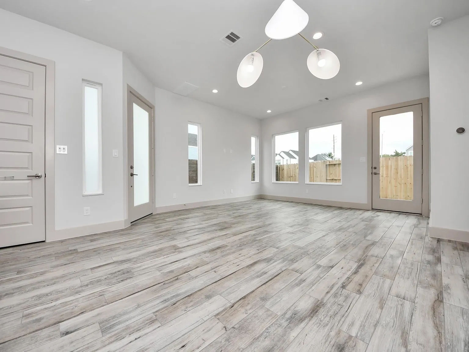 3 bed, 2.5 bath, 1637 sqft, $2,300 — Photo 4