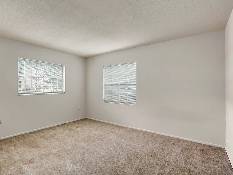 Park Plaza Apartments — Photo 12