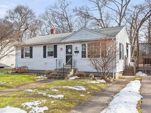 53 Roundway Dr, Coventry, RI 02816