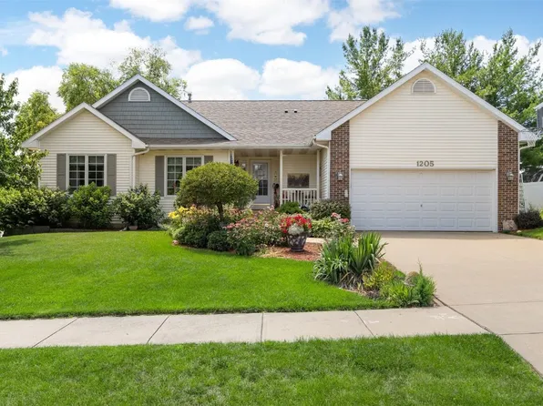1205 Waldenwood Ln NE, Cedar Rapids, IA 52402