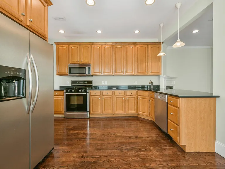 629 E 6th St #3 — Photo 3
