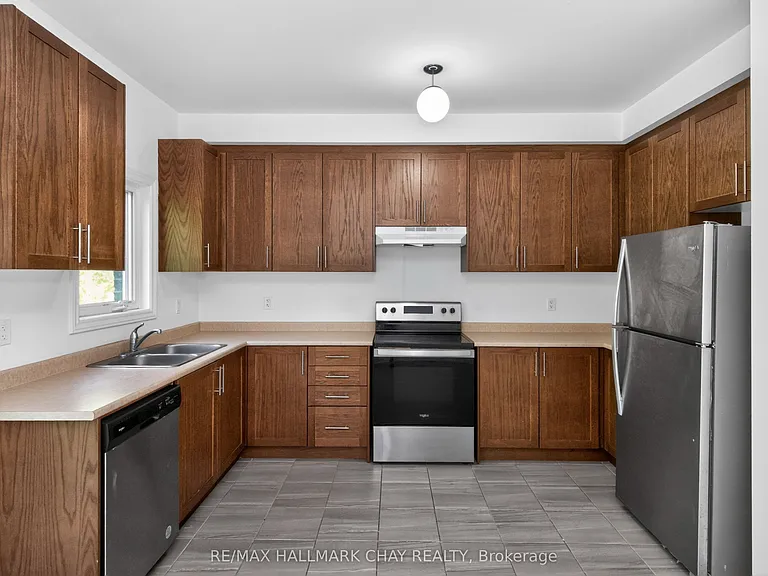 38 Milson Cres — Photo 6