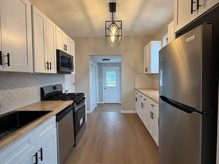 814 Hessian Ave — Photo 6