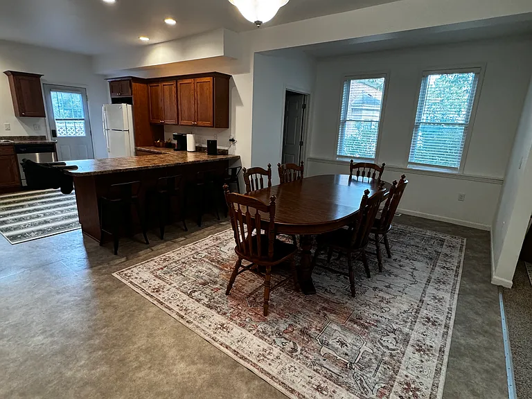 920 Center Pl — Photo 2