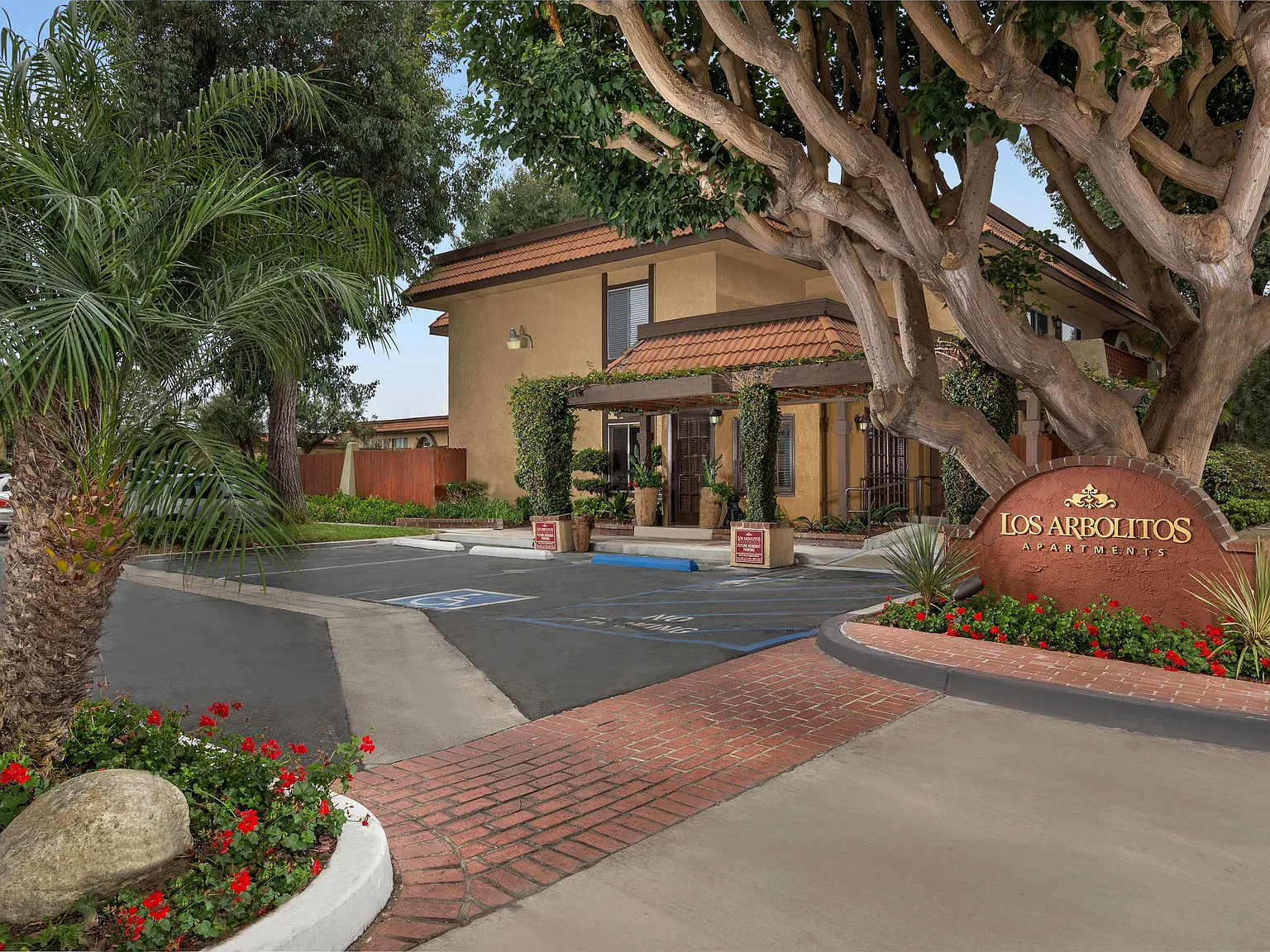 Los Arbolitos Huntington Beach Apartments — Photo 2
