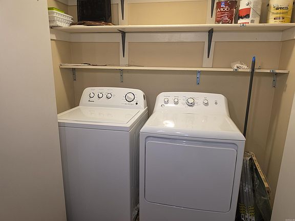 2nd image of 17 Lindsay Ln