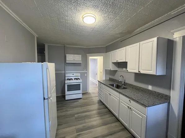 21 Allyn St APT 2R, Holyoke, MA 01040