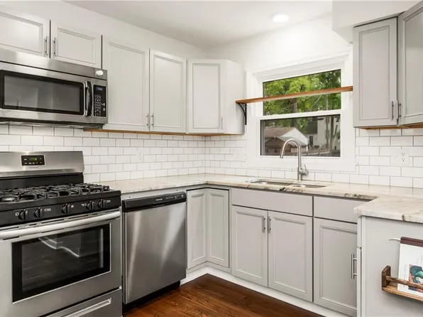 8305 Jarboe St, Kansas City, MO 64114