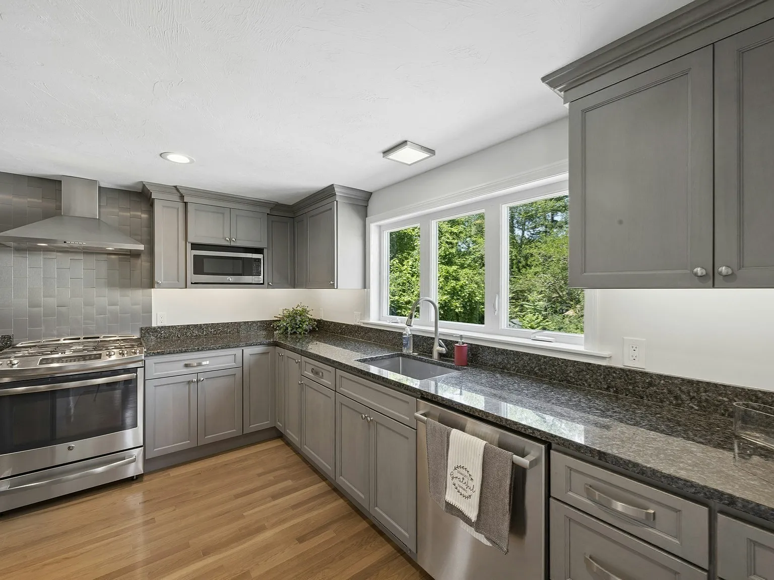 4 bed, 2100 sqft, $5,500 — Photo 4