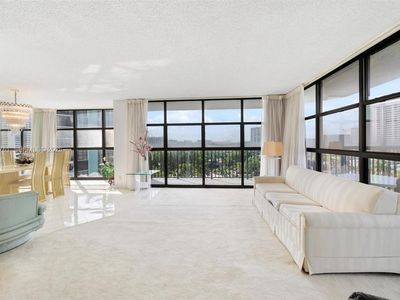 600 Parkview Dr APT 831, Hallandale, FL, 33009