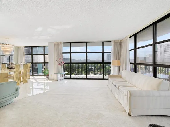 600 Parkview Dr APT 831, Hallandale, FL 33009