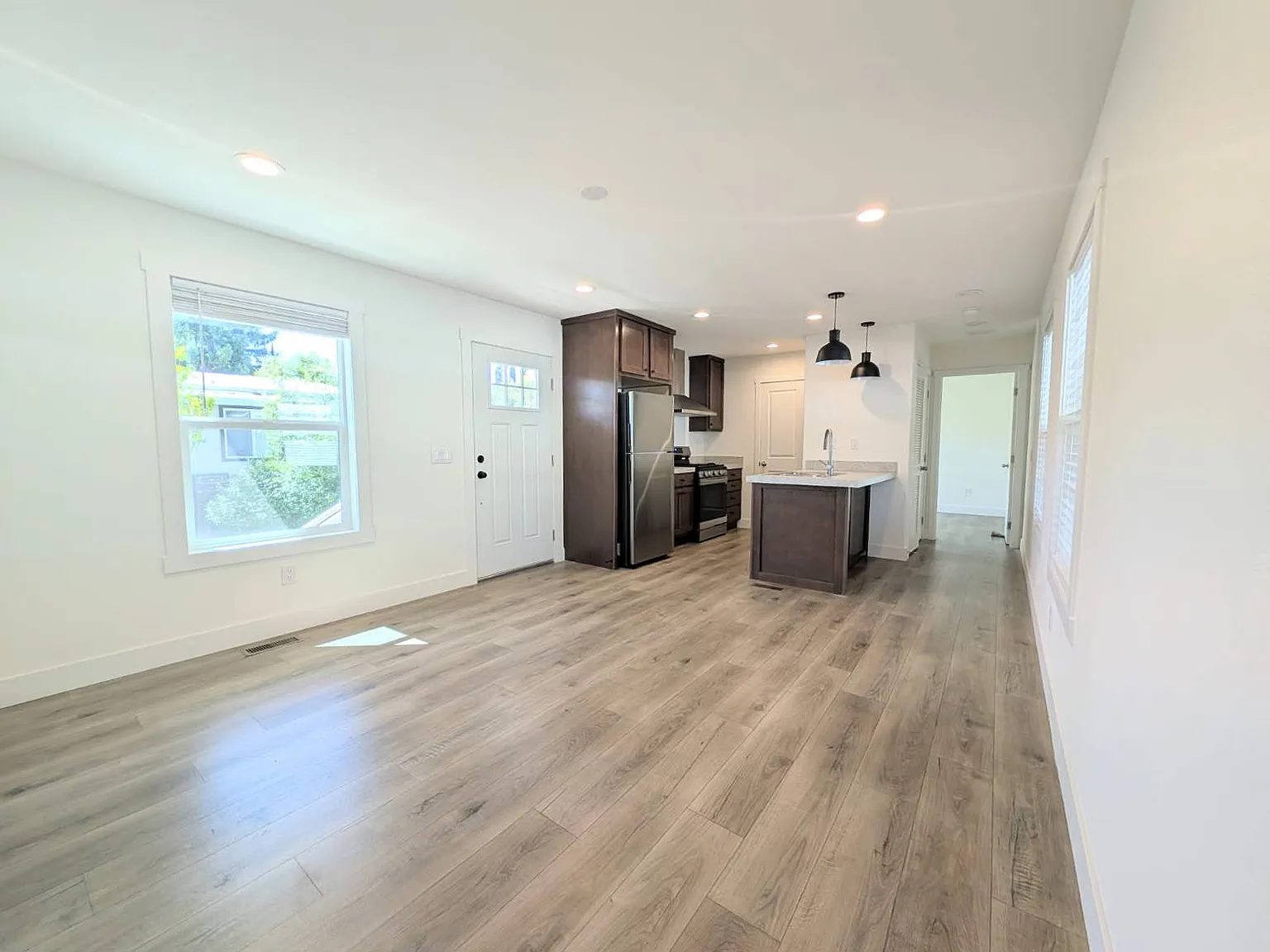 3 bed, 2.0 bath, 868 sqft, $1,575 — Photo 2