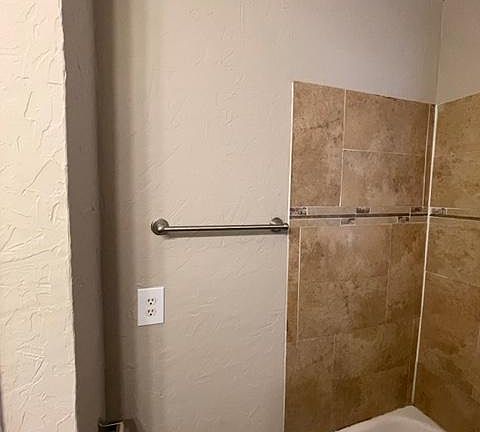 4th image of 2905 Henry St #A