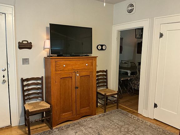 3rd image of 922 Bailey Ave Unit 922
