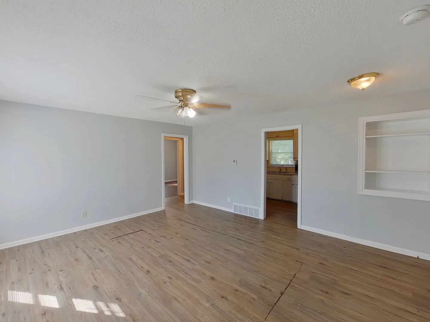 1557 N Broadview — Photo 2