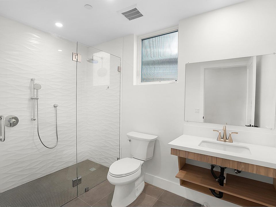 2nd image of 2015 Albatross St #3