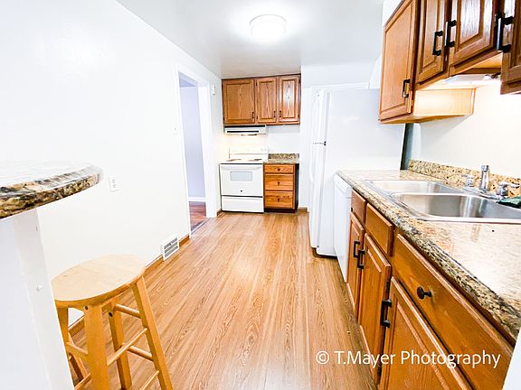 5th image of 1733-1735 Helen Dr