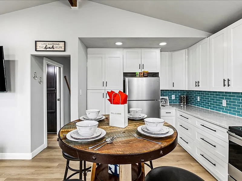 2 bed, 600 sqft, $3,300 — Photo 2