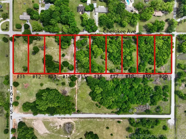11 N Cherokee Ave, Chouteau, OK 74337
