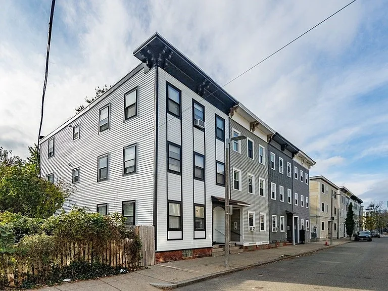 135 W Seventh St — Photo 2