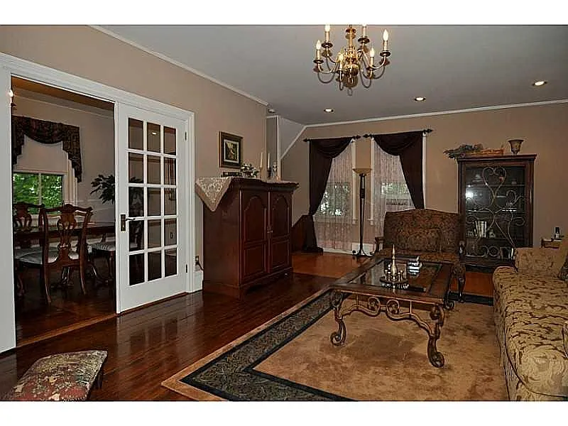 Living Room - 3 Howe St #2