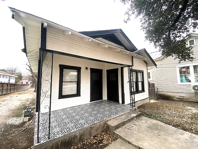 830 Texas Ave — Photo 2