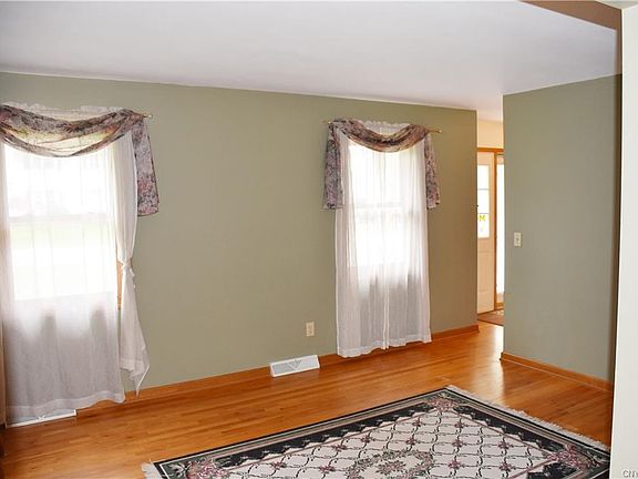 4th image of 18 Steeplechase Ln