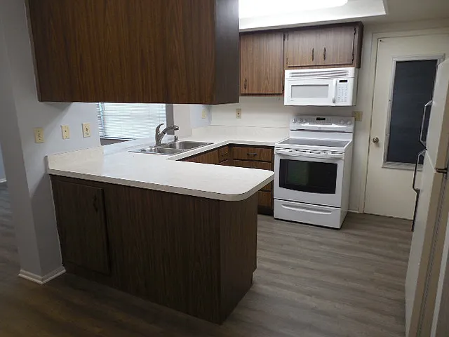 13102 Pembrook Ct — Photo 7