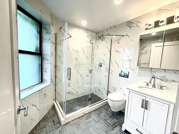 5th image of 361 E 50th St APT 2I