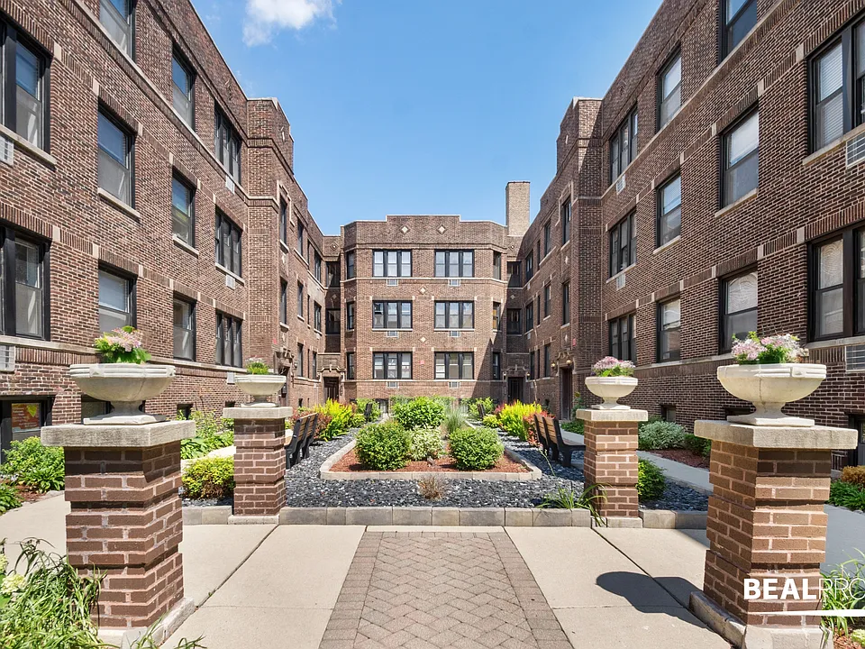 740-50 West Addison Street