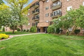 2nd image of 907 Curtiss St APT 101