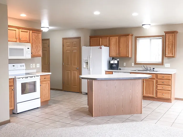 3566-3572 E Meadows Pl — Photo 10