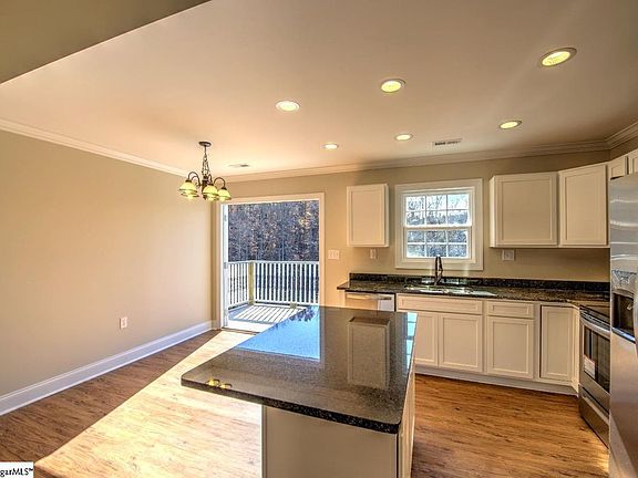 4th image of 717 Rockcliff St