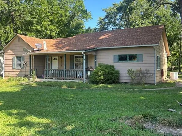 109 W 7th St, Pleasanton, KS 66075