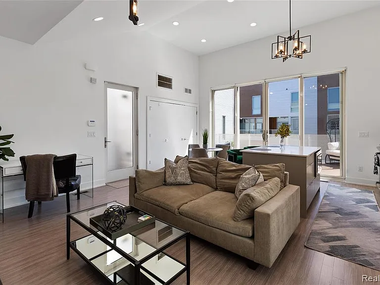 2820 John R St — Photo 11
