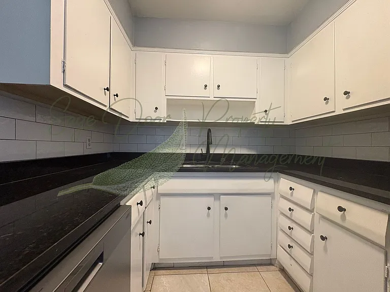 302 N Peck Dr — Photo 7