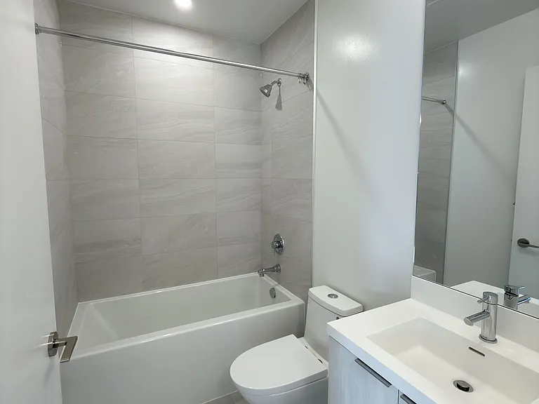 400 King St W #1122 — Photo 19