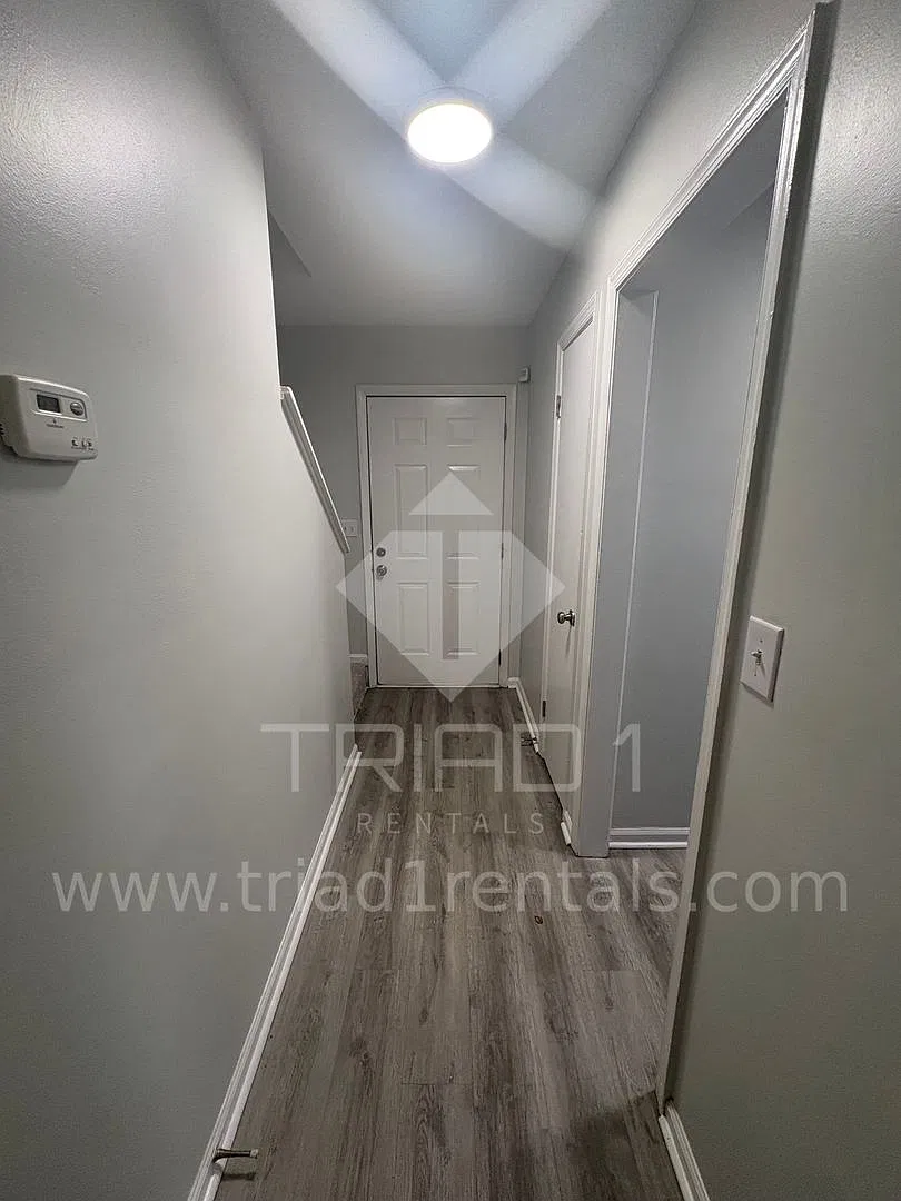 Mosby Townhouses - G — Photo 3