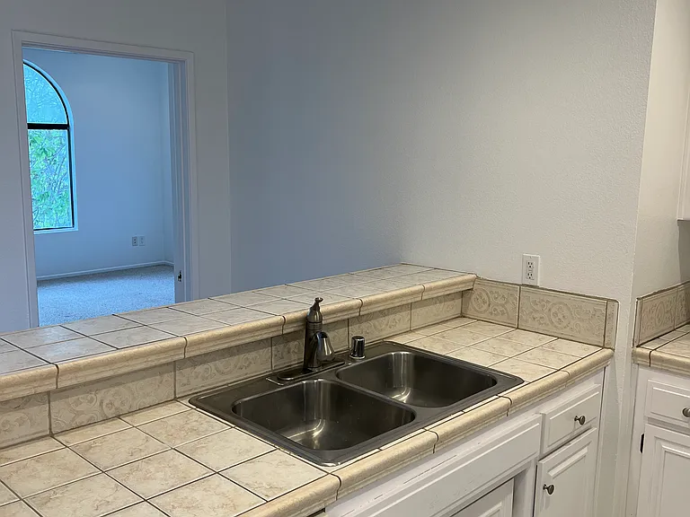 1443 Barry Ave #301 — Photo 9