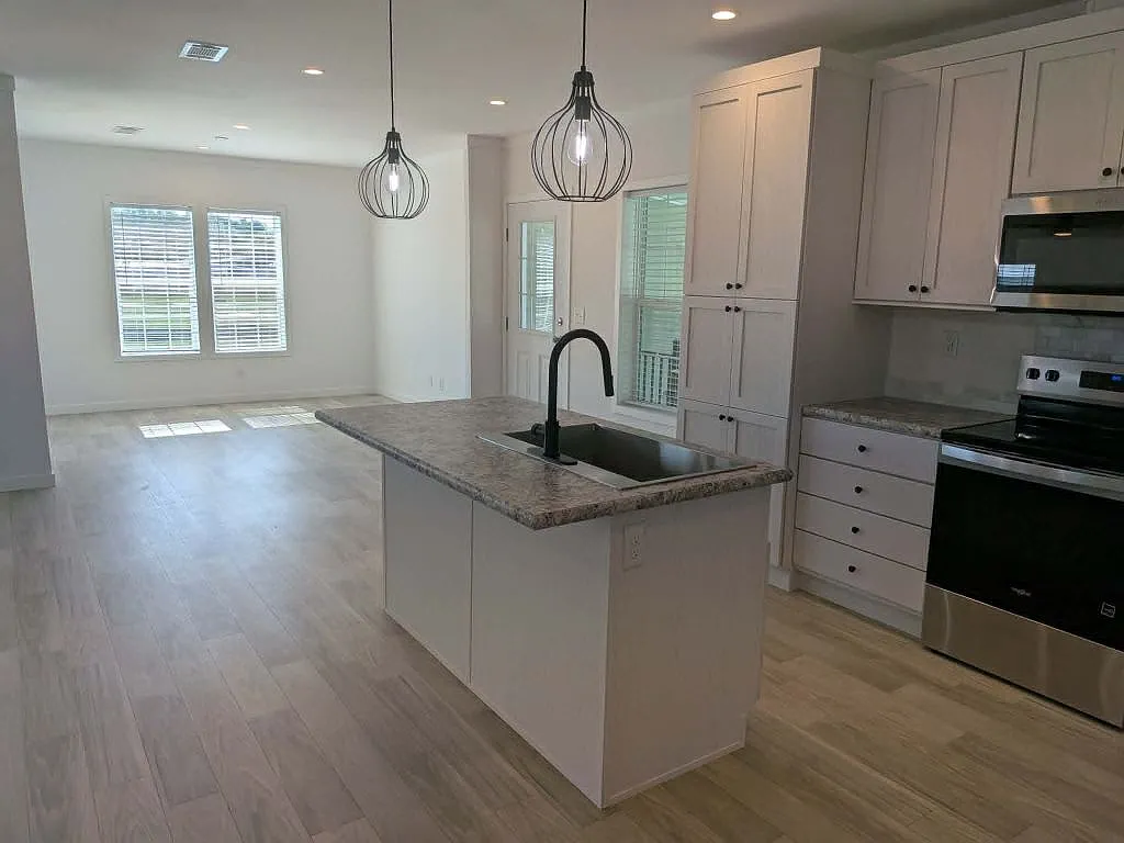2 bed, 2.0 bath, 1460 sqft, $1,699 — Photo 2
