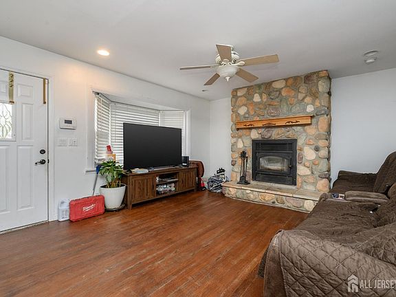 4th image of 384 Cook Rd